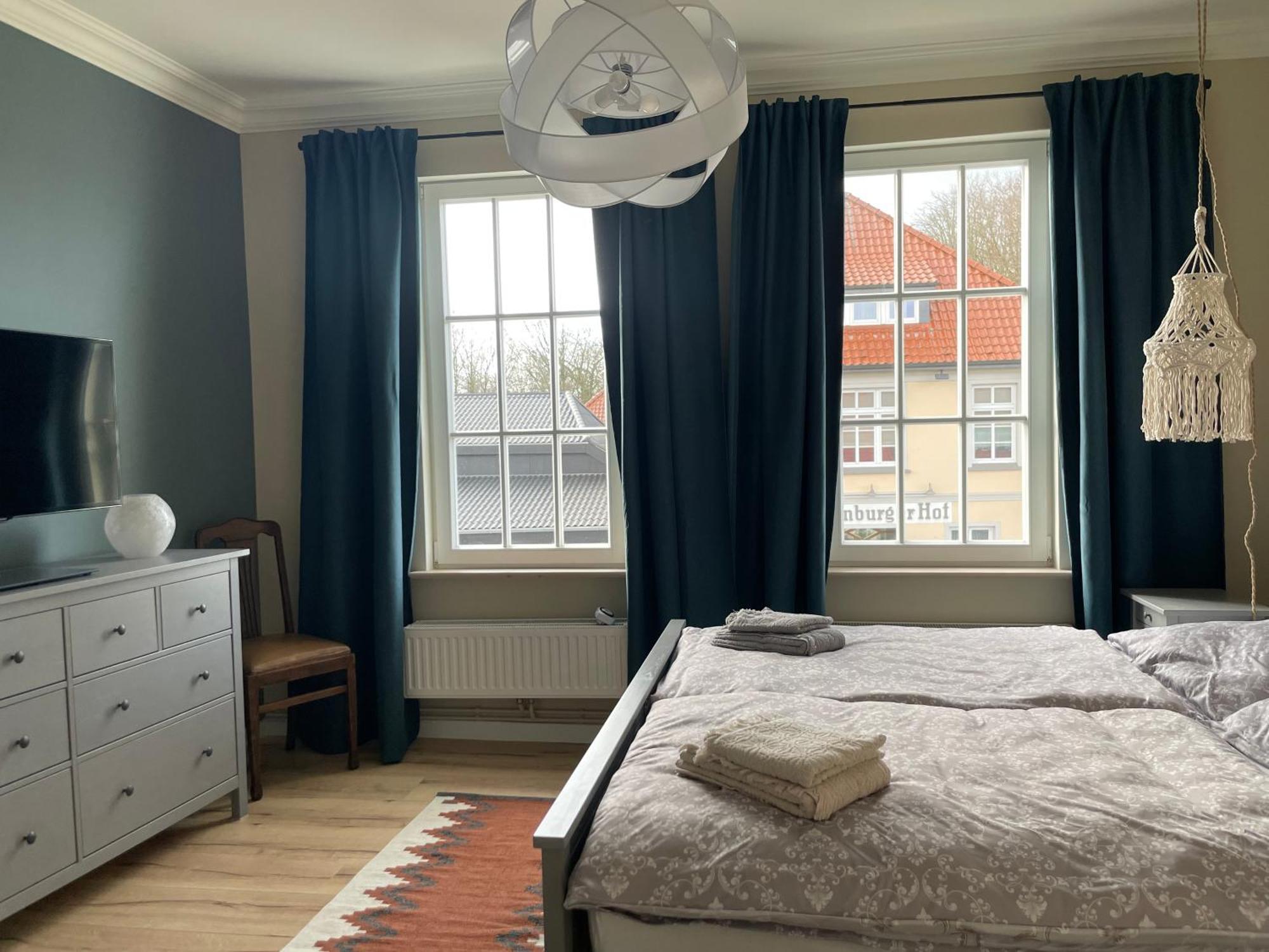 Luxus Lindenhof Apartments -Ferienwohnungen In Friesland An Der Nordsee Am Naturschutzgebiet Urwald Neuenburg  Bilik gambar